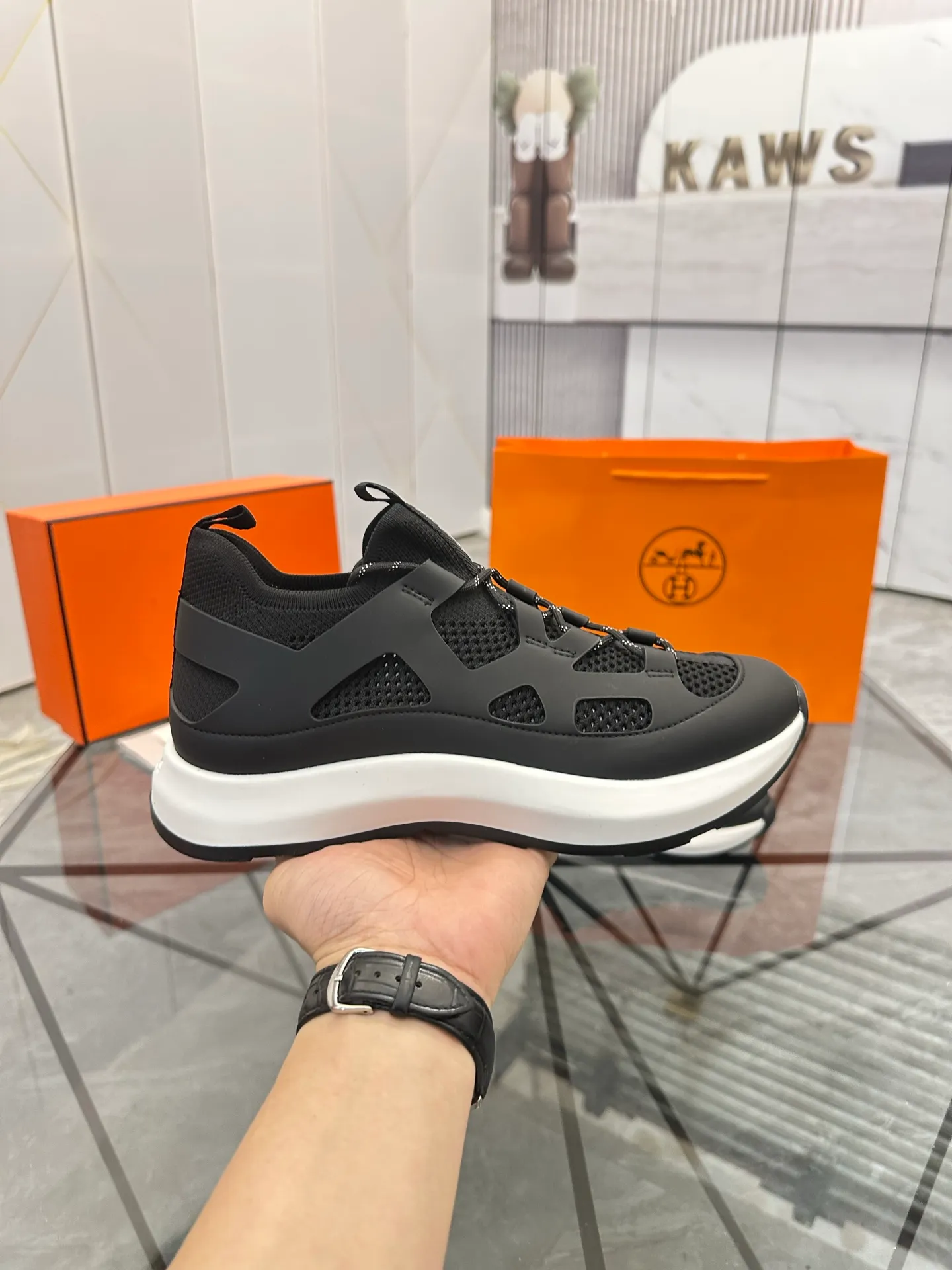 Men's shoes for sale 💰: 💰P660¥ High-end top quality Product trademark: Hermes *"Hermès*" low-top casual shoes Regular size: 38-45 (can be customized to 46) Product materials: upper imported first-layer cowhide stitched with original fabric, original rubber sheet, breathable lining, cowhide foot pads, original outsole. No.: 001
